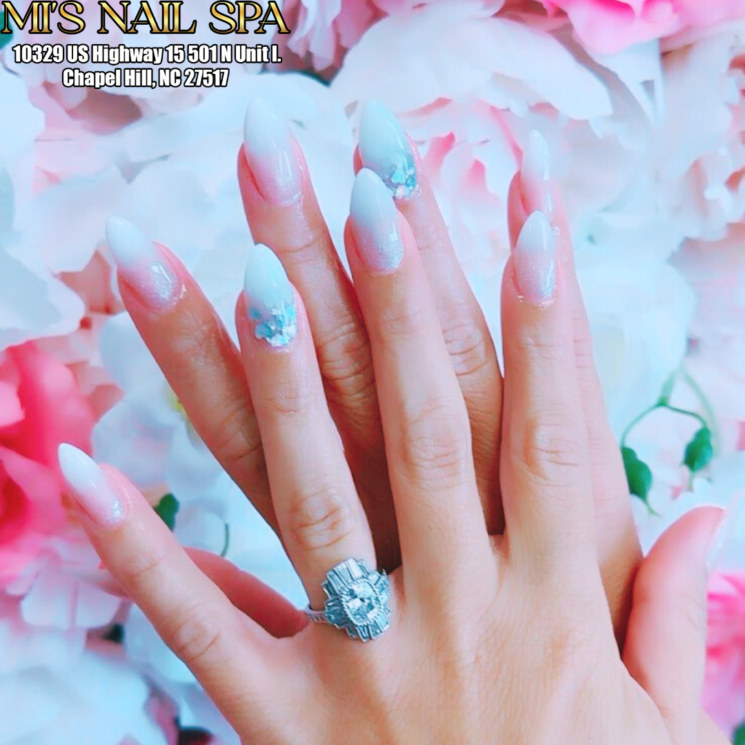 Mi's Nail Spa logo